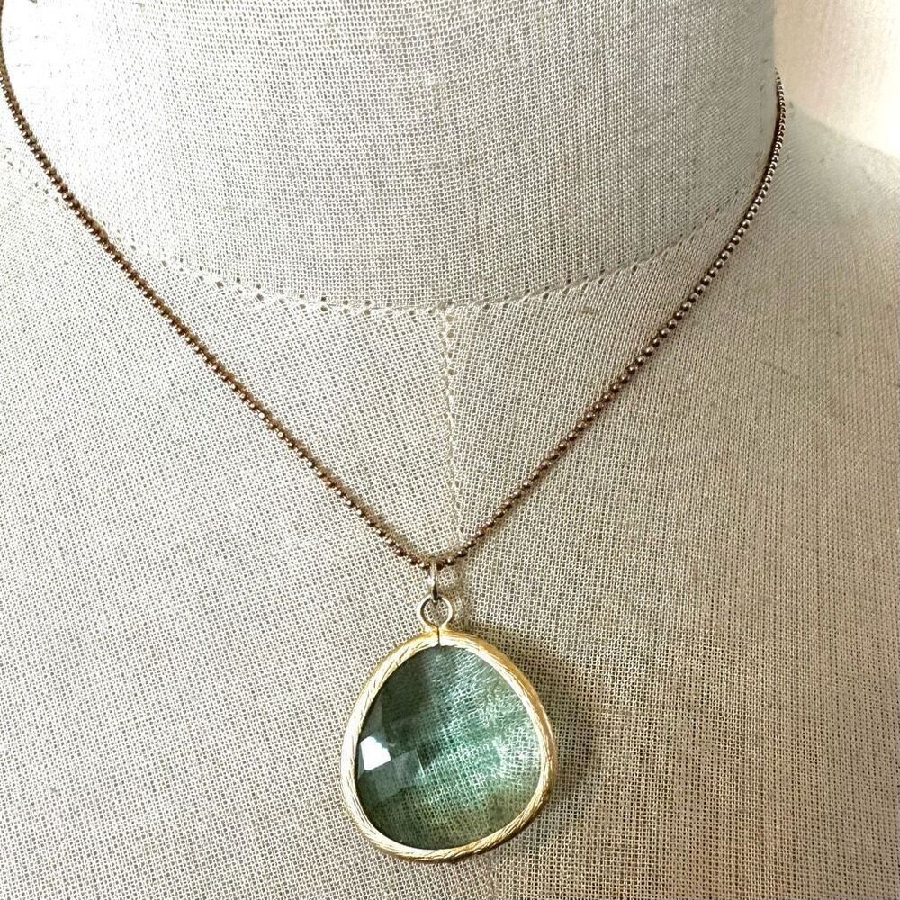 Gold tone and green pendant necklace